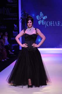 Zarine Khan walks the ramp for Johara at IIJM 2011