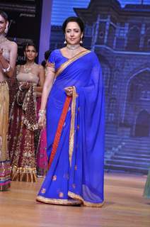 Hema Malini walks the ramp for Scintillating Jewellery at IIJW 2011