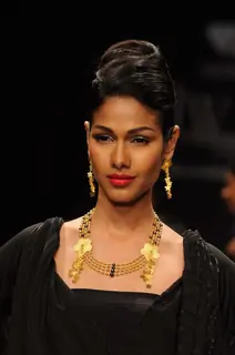 Models walks the ramp for Rosily Paul at IIJM 2011