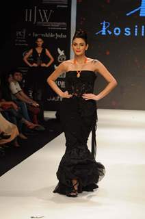 Models walks the ramp for Rosily Paul at IIJM 2011