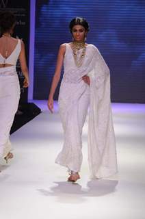 Models walks the ramp for Kays Jewels at IIJM 2011