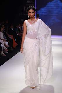 Models walks the ramp for Kays Jewels at IIJM 2011