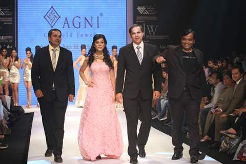 Amrita Rao walks the ramp for Agni Jewellers Show at IIJW 2011