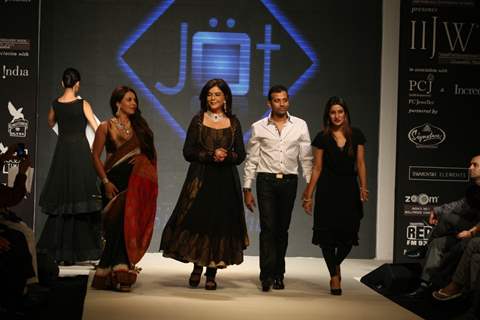 Zeenat Aman and Mahima Chaudhry walk the ramp for Sawansukha Jewellers Show atIIJW 2011