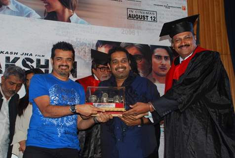 Shankar Mahadevan at Aarakshan film promotions at Welingkar college. .