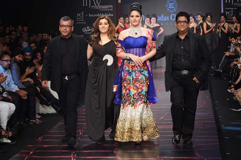 Models walk on the ramp for Dwarkadas Chandumal Diamonds at IIJW 2011 show day 3. .