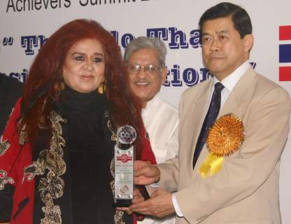 Shahnaz Husain receiving the ''Achievers Award