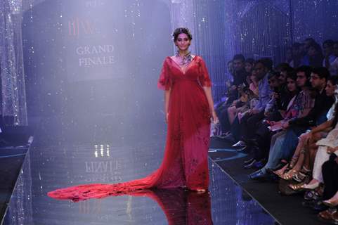 Sonam Kapoor walks the ramp at IIJW 2011 Grand Finale . .