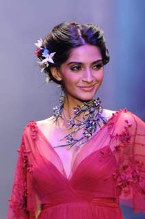 Sonam Kapoor walks the ramp at IIJW 2011 Grand Finale . .