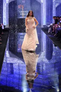 Lara Dutta walks the ramp at IIJW 2011 Grand Finale . .