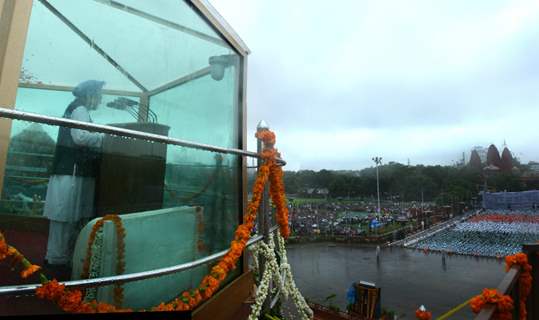 Prime Minister Manmohan Singh addressing to the nation during heavy rain, at the Red Fort on Independence Day  on Monday. .