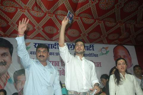 Dino Morea at Sachin Ahir's Dahi Handi at Worli. .