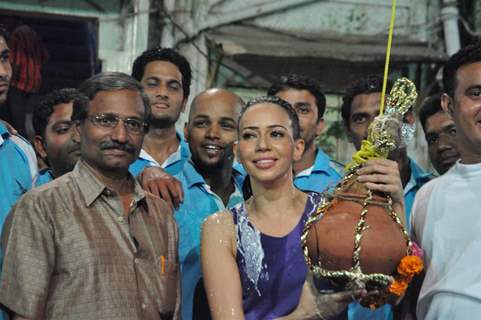 Gladrags Model Rozlyn Khan plays, cheers and breaks Dahi Handi with New Golden Krida Mandal in Worli