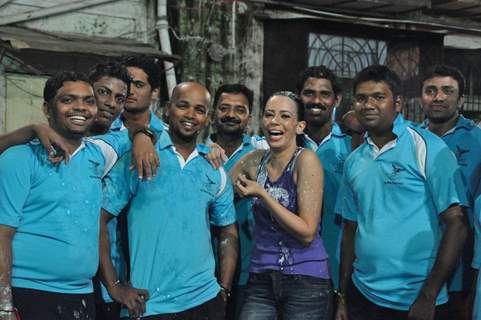 Gladrags Model Rozlyn Khan plays, cheers and breaks Dahi Handi with New Golden Krida Mandal in Worli