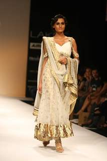 Payal Singhal’s Bridal Fantasy Collection Dazzled At Lakmé Fashion Week Winter/Festive 2011