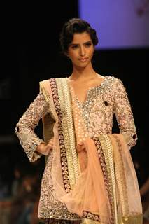 Payal Singhal’s Bridal Fantasy Collection Dazzled At Lakmé Fashion Week Winter/Festive 2011