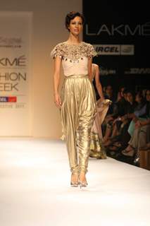 Payal Singhal’s Bridal Fantasy Collection Dazzled At Lakmé Fashion Week Winter/Festive 2011