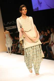 Payal Singhal’s Bridal Fantasy Collection Dazzled At Lakmé Fashion Week Winter/Festive 2011