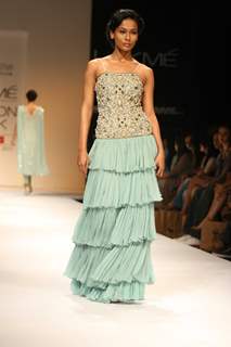 Payal Singhal’s Bridal Fantasy Collection Dazzled At Lakmé Fashion Week Winter/Festive 2011