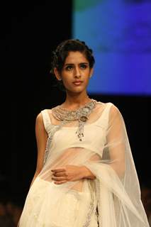 Payal Singhal’s Bridal Fantasy Collection Dazzled At Lakmé Fashion Week Winter/Festive 2011