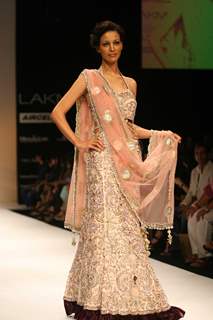 Payal Singhal’s Bridal Fantasy Collection Dazzled At Lakmé Fashion Week Winter/Festive 2011