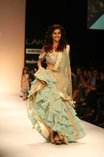 Payal Singhal’s Bridal Fantasy Collection Dazzled At Lakmé Fashion Week Winter/Festive 2011