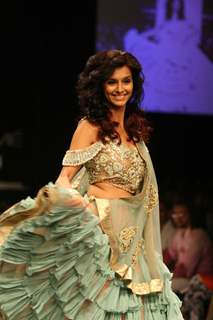 Payal Singhal’s Bridal Fantasy Collection Dazzled At Lakmé Fashion Week Winter/Festive 2011