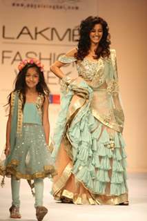 Payal Singhal’s Bridal Fantasy Collection Dazzled At Lakmé Fashion Week Winter/Festive 2011