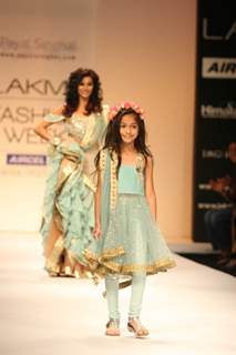 Payal Singhal’s Bridal Fantasy Collection Dazzled At Lakmé Fashion Week Winter/Festive 2011