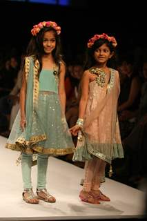 Payal Singhal’s Bridal Fantasy Collection Dazzled At Lakmé Fashion Week Winter/Festive 2011