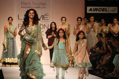 Payal Singhal’s Bridal Fantasy Collection Dazzled At Lakmé Fashion Week Winter/Festive 2011