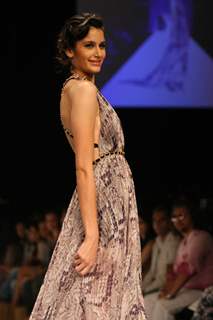 Jatin Varma Recreated The Splendour Of Red Carpet Creations At The Lakmé Fashion Week WinterFestive 2011 Show