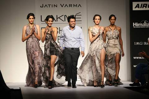 Jatin Varma Recreated The Splendour Of Red Carpet Creations At The Lakmé Fashion Week WinterFestive 2011 Show