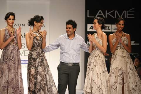 Jatin Varma Recreated The Splendour Of Red Carpet Creations At The Lakmé Fashion Week WinterFestive 2011 Show