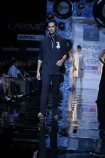 Aircel Presented J J Valaya’s Sensational Regal Tasveer Couture Collection That Ended The First Day And Entralled The Audience At Lakmé Fashion Week Winter/Festive 2011