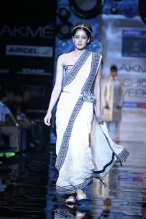 Aircel Presented J J Valaya’s Sensational Regal Tasveer Couture Collection That Ended The First Day And Entralled The Audience At Lakmé Fashion Week Winter/Festive 2011