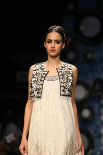 Aircel Presented J J Valaya’s Sensational Regal Tasveer Couture Collection That Ended The First Day And Entralled The Audience At Lakmé Fashion Week Winter/Festive 2011