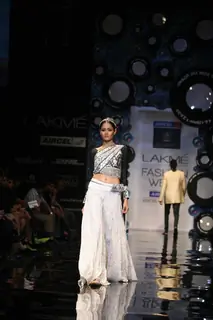 Aircel Presented J J Valaya’s Sensational Regal Tasveer Couture Collection That Ended The First Day And Entralled The Audience At Lakmé Fashion Week Winter/Festive 2011
