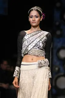 Aircel Presented J J Valaya’s Sensational Regal Tasveer Couture Collection That Ended The First Day And Entralled The Audience At Lakmé Fashion Week Winter/Festive 2011