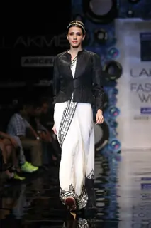 Aircel Presented J J Valaya’s Sensational Regal Tasveer Couture Collection That Ended The First Day And Entralled The Audience At Lakmé Fashion Week Winter/Festive 2011