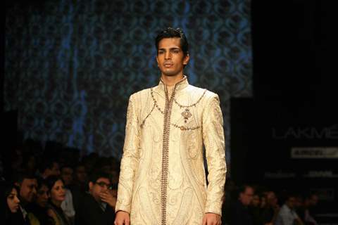 Aircel Presented J J Valaya’s Sensational Regal Tasveer Couture Collection That Ended The First Day And Entralled The Audience At Lakmé Fashion Week Winter/Festive 2011