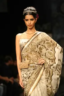 Aircel Presented J J Valaya’s Sensational Regal Tasveer Couture Collection That Ended The First Day And Entralled The Audience At Lakmé Fashion Week Winter/Festive 2011