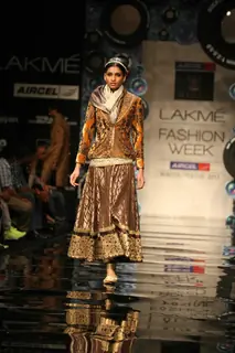 Aircel Presented J J Valaya’s Sensational Regal Tasveer Couture Collection That Ended The First Day And Entralled The Audience At Lakmé Fashion Week Winter/Festive 2011