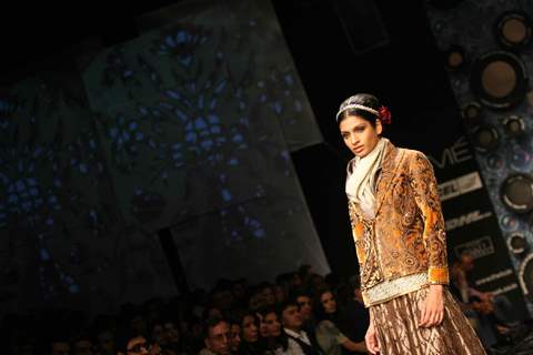 Aircel Presented J J Valaya’s Sensational Regal Tasveer Couture Collection That Ended The First Day And Entralled The Audience At Lakmé Fashion Week Winter/Festive 2011