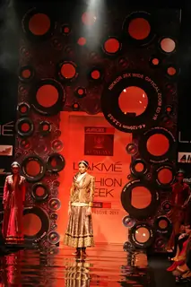 Aircel Presented J J Valaya’s Sensational Regal Tasveer Couture Collection That Ended The First Day And Entralled The Audience At Lakmé Fashion Week Winter/Festive 2011