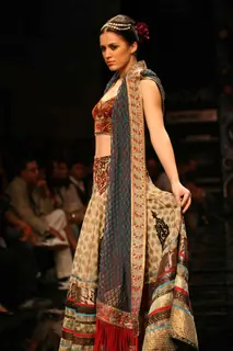 Aircel Presented J J Valaya’s Sensational Regal Tasveer Couture Collection That Ended The First Day And Entralled The Audience At Lakmé Fashion Week Winter/Festive 2011