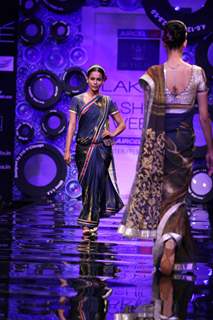 Aircel Presented J J Valaya’s Sensational Regal Tasveer Couture Collection That Ended The First Day And Entralled The Audience At Lakmé Fashion Week Winter/Festive 2011