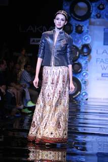 Aircel Presented J J Valaya’s Sensational Regal Tasveer Couture Collection That Ended The First Day And Entralled The Audience At Lakmé Fashion Week Winter/Festive 2011