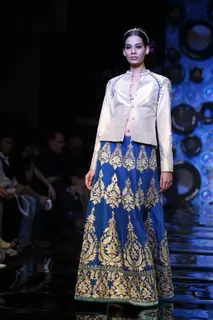 Aircel Presented J J Valaya’s Sensational Regal Tasveer Couture Collection That Ended The First Day And Entralled The Audience At Lakmé Fashion Week Winter/Festive 2011
