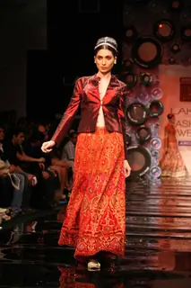 Aircel Presented J J Valaya’s Sensational Regal Tasveer Couture Collection That Ended The First Day And Entralled The Audience At Lakmé Fashion Week Winter/Festive 2011